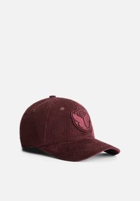 Bordeaux corduroy baseballcap met een gestructureerde afwerking, voorzien van een verhoogd geborduurd logo aan de voorkant en een gebogen klep.