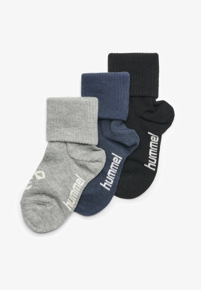 Tre par ankelsockor i grått, marinblått och svart, med ribbad mudd och varumärket "hummel" tryckt i vitt på sidan.