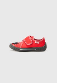 Chaussure en toile rouge avec un design de toile d'araignée noir, dotée d'une sangle en Velcro et d'une semelle en caoutchouc noir texturé. Bout arrondi et col rembourré.
