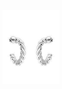 Silvervridna ringörhängen med en polerad yta och säker bakstängning, som visar en texturerad rep-liknande design.