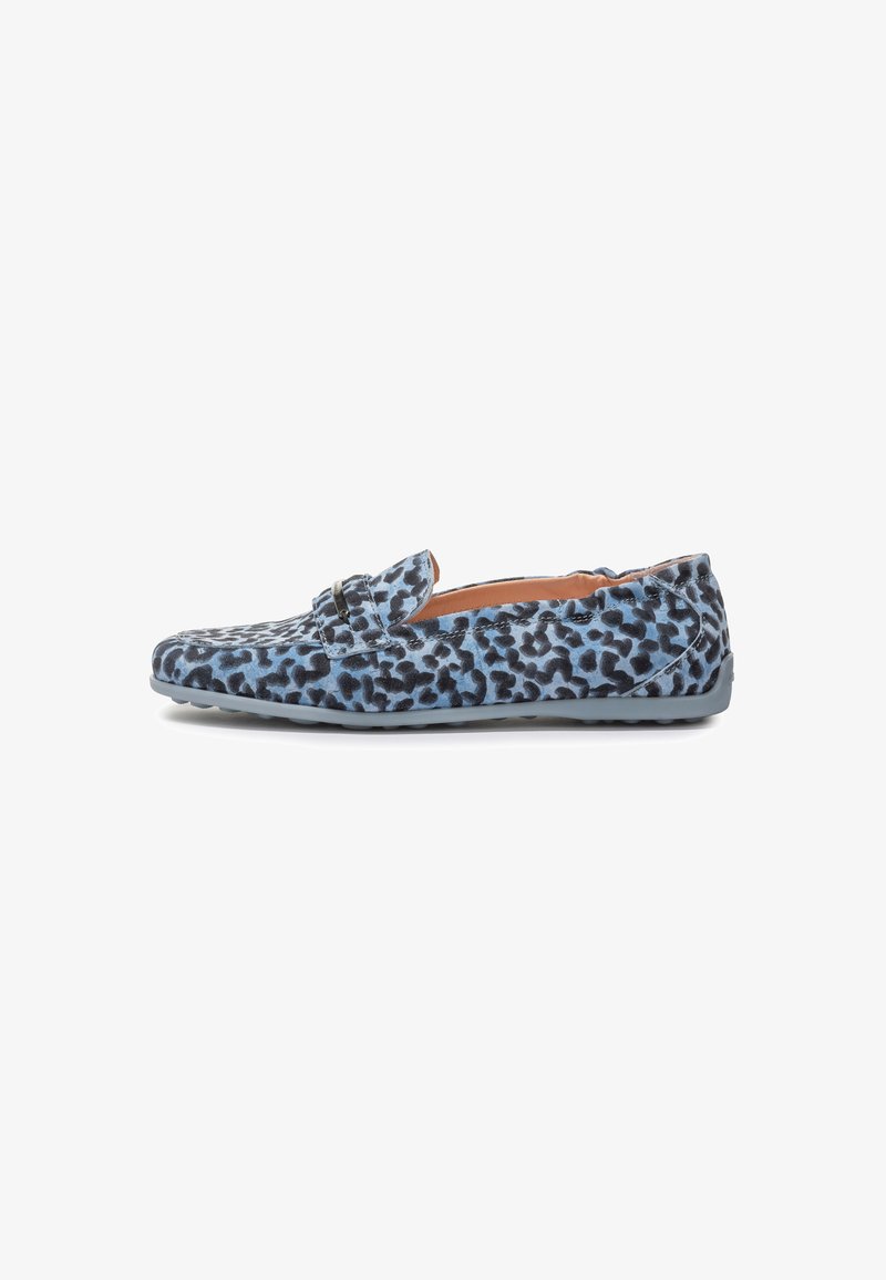 Blauwe loafers met luipaardprint, gemaakt van een zachte textuur, met een ronde neus en een platte rubberen zool. Beschikt over een klein bandje over de bovenkant.