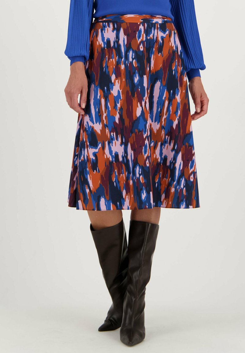 Jupe en ligne A multicolore avec un motif abstrait vibrant dans des tons de bleu, d'orange et de rose. Conçue en tissu lisse avec un drapé fluide.