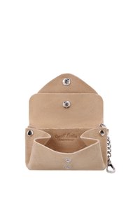 Pochette à monnaie en daim beige avec fermetures pression, chaîne avec clip métallique, et "Made in Italy" embossé à l'intérieur.
