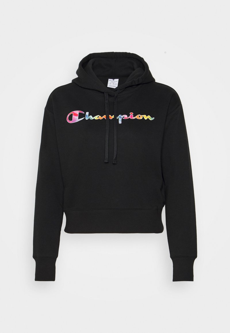 Svart croppad hoodie i mjukt material, med en flerfärgad "Champion"-logotyp över bröstet och dragsko i huvan.