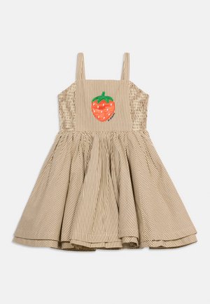 Beige-valkoraidallinen hihaton mekko, jossa on kerätty helma ja punainen mansikkapaikka rintapaneelissa.