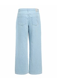 Pantalon large bleu clair avec des rayures verticales blanches, des poches arrière et une ceinture avec passants pour ceinture.