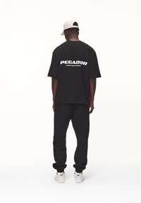 Pegador - COLNE LOGO TEE - Trükipildiga T-särk - washed black Väikepilt 1