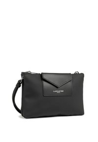 Borsa a spalla nera realizzata in materiale testurizzato, con chiusura a patta e logo in rilievo, dotata di una tracolla rimovibile. Design compatto e rettangolare.