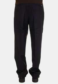 Pantaloni neri con una vestibilità sartoriale, dotati di due tasche posteriori, linee pulite e una texture di tessuto liscia. Adatti per abbigliamento formale.