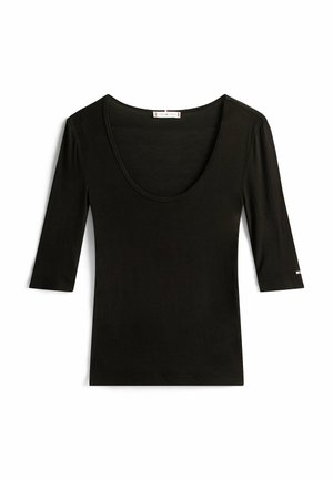 Top negro de manga larga hecho de tela fina, con un escote amplio en forma de barco y mangas ligeramente ajustadas, con un pequeño logo en el dobladillo.