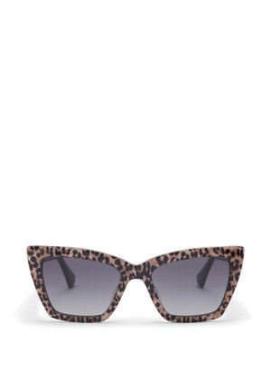 Okulary przeciwsłoneczne cat-eye w panterkowy wzór, wykonane z plastiku. Soczewki w gradientowym szarym kolorze i ostre, kanciaste krawędzie; odważne elementy designu podkreślają kształt.