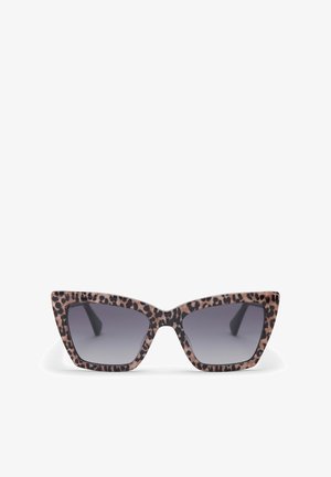 Zonnebril met kattenoogvorm en luipaardprint, gemaakt van plastic. Grijze glazen met verloop en scherpe hoekige randen; gedurfde designelementen benadrukken de vorm.