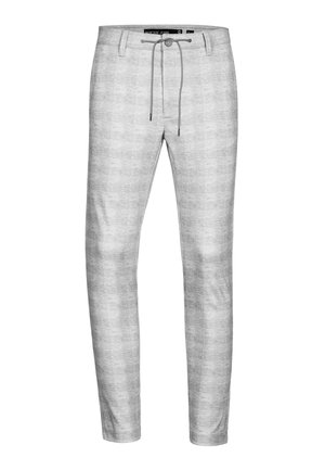 Lysegrå, smale bukser med et subtilt vertikalt stripemønster, knapp- og snorlukking, samt beltehemper.