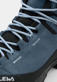 Stivale da trekking blu in suede con accenti neri, lacci spessi e punta rinforzata. Parte superiore texturizzata e suola robusta per aderenza.