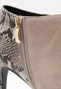 KIOMI Botines bajos - grey