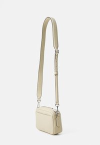 Crossbody veske i beige skinn. Rektangulær form med en glatt tekstur, justerbart belte og sølvfargete detaljer. Minimalistisk design.