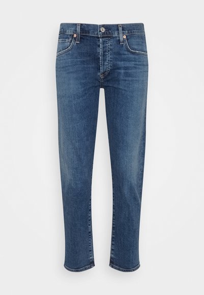 Denim-Jeans in Mittelblau mit geradem Schnitt, fünf Taschen-Design, subtiler Auswaschung und Akzenten aus kupferfarbenem Metall.