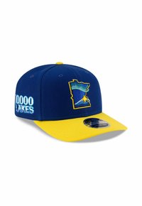 Casquette bleue avec une visière jaune, arborant un logo de carte du Minnesota brodé et le texte "10 000 LACS" en bleu clair. Surface en tissu texturé.