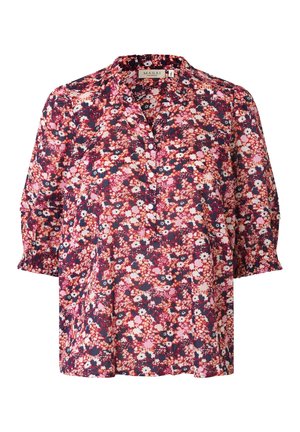 Blusa de mujer de corte suelto con estampado floral en rosa, rojo, blanco y azul marino, cierre frontal con medio botón y mangas tres cuartos fruncidas.