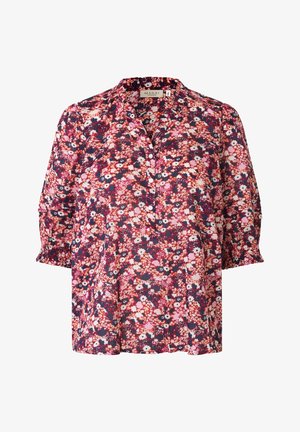 Luźna damska bluzka z kwiatowym wzorem w kolorach różowym, czerwonym, białym i granatowym, z półguzikowym przodem i trójczwartowymi marszczonymi rękawami.