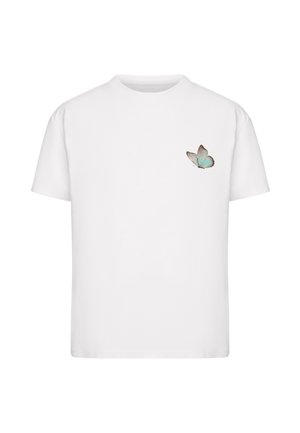 Valge lühikeste varrukatega T-särk, mille vasakul rinnal on väike sinise ja pruuni liblika kujutis.