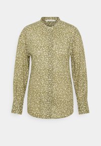 Grøn blomster mønstret bluse med lange ærmer og mandarin krave, lavet af letvægtsstof med små hvide og cremede blomster mønstre i hele. 