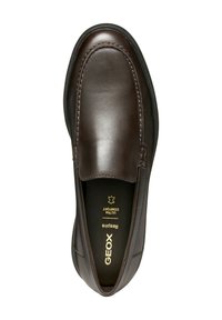 Scarpa slip-on in pelle marrone con superficie liscia, punta rotonda, cuciture a contrasto e suola in gomma nera. Logo visibile all'interno.