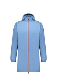 Hellblauer, wasserdichter Regenmantel mit Kapuze, durchgehendem Reißverschluss mit roten und schwarzen Akzenten sowie elastischen Bündchen.