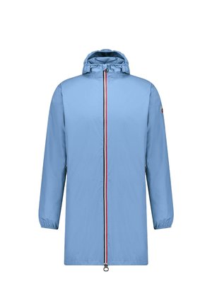 Imperméable bleu clair avec capuche, fermeture éclair intégrale avec des accents rouges et noirs, et poignets élastiques.