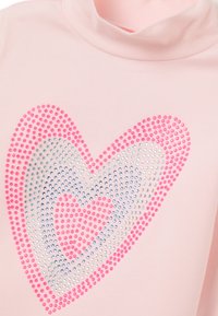 Helles rosa Sweatshirt mit einem großen Herzdesign aus pinken und silbernen Strasssteinen, aus weichem, strukturiertem Stoff mit hohem Kragen.