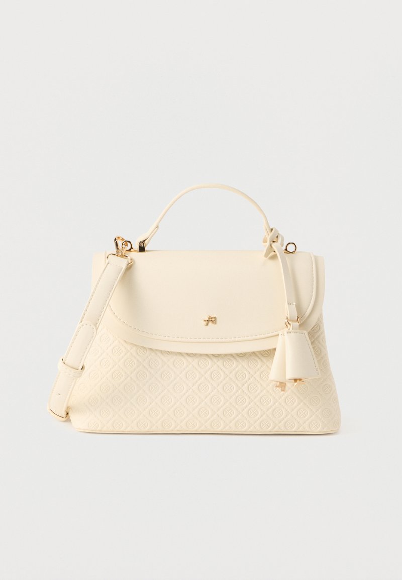 Τσάντα ώμου σε κρεμ απόχρωση με καπιτονέ σχέδιο, χρυσό λογότυπο, χειρολαβή επάνω, αποσπώμενο λουράκι και διακοσμητικές δερμάτινες φούντες πάνω σε λευκό φόντο.