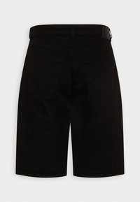 Mustat denimin polvenmittaiset shortsit kuvattuna takaa, joissa on kaksi takataskua ja vyötäröllä vyölenkit.