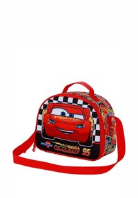 Sac à lunch isolé rouge avec un design de Lightning McQueen, motif à carreaux, bandoulière rouge et divers autocollants de course colorés.