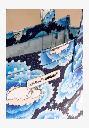 Borsa a tracolla in tessuto blu con personaggi Moomin fantasiosi e motivo di cielo stellato, con etichetta Cath Kidston x Moomin.