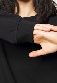 Pieces Petite Sudadera - black