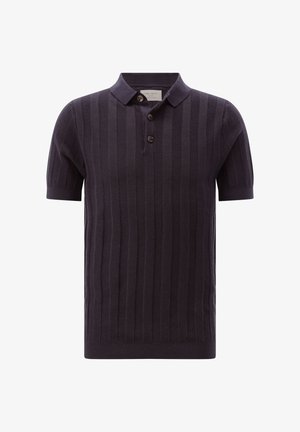 Dunkel marineblaues Polohemd mit kurzen Ärmeln, strukturierten vertikalen Streifen und einer Knopfleiste mit drei Knöpfen.
