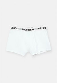 Bijele bokserice izrađene od glatkog materijala, s crnim i sivim elastičnim pojasom na kojem se nalazi oznaka "PULL&BEAR".