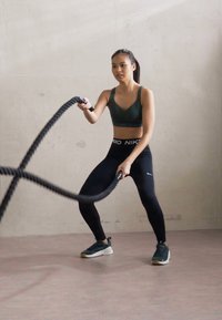 Nike Performance INDY BRA - Sports-BH-er med mye støtte - vintage green