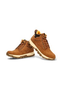 Zapatos de senderismo de gamuza marrón con un diseño de media caña, que presentan acentos amarillos, suelas de goma y cordones, adecuados para actividades al aire libre.