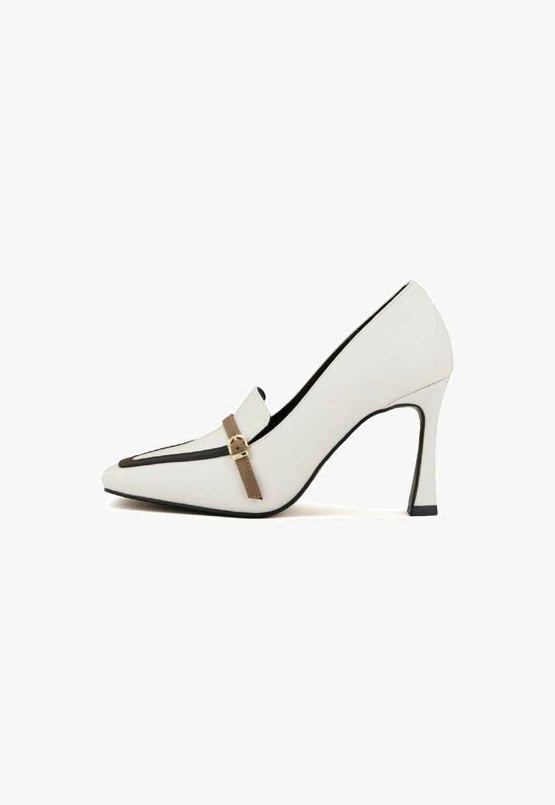 Scarpa bianca con tacco alto e punta affusolata, con una fascia di accento marrone con fibbia dorata e bordo nero lungo la suola. Texture liscia.