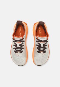 Altra OLYMPUS 6 - Løpesko for mark - gray/orange