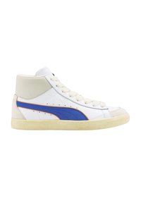 Bílé kožené sneakers s vysokým střihem, modrými a oranžovými akcenty, s texturovanou šedou patou, kulatou špičkou a tradičním vázáním.