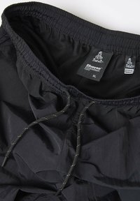 Czarne lekkie szorty z elastycznym paskiem i sznurkiem. Posiadają siatkową podszewkę oraz wiele metek marki dla identyfikacji.