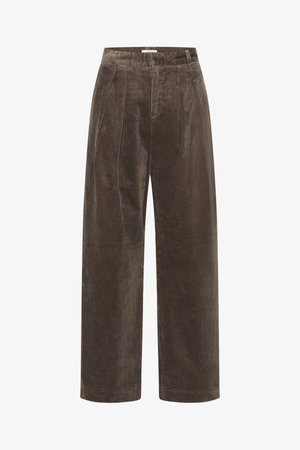 Pantaloni a gamba larga in corduroy marrone con pieghe, caratterizzati da una texture morbida e vita media. Gli orli sono rifiniti in modo pulito e dritto.