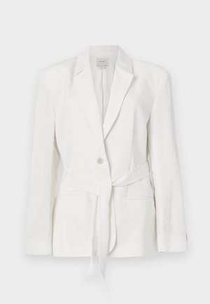 Sacou alb din in cu un sistem de închidere cu un singur buton, rever decupat și o curea din același material. Prezintă două buzunare frontale și o textură rafinată.