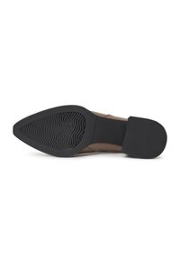 Zapato marrón con punta afilada, material superior liso y suela de goma negra texturizada con un patrón ondulado.