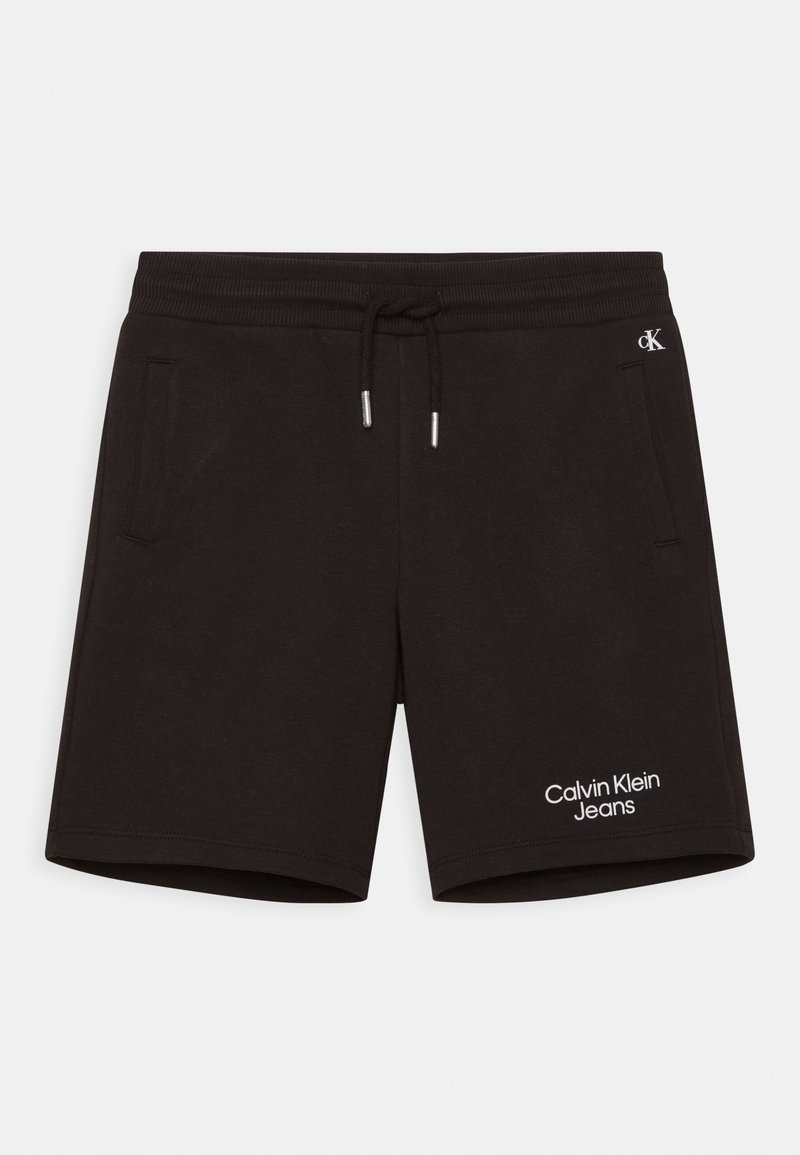 Short noir Calvin Klein Jeans avec taille élastique, cordon, poches latérales et logo blanc sur la partie avant de la jambe droite et à la taille.