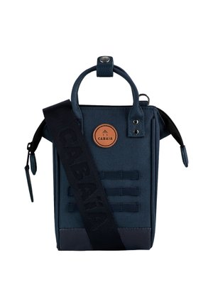 Rechteckige dunkelblaue Stofftasche mit zwei Griffen, abnehmbarem Schulterriemen, vorderem Leder-Logo-Patch und seitlichen Reißverschlussfächern.