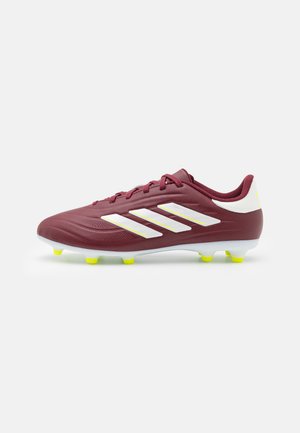 Scarpa da calcio color marrone con accenti bianchi e gialli, tomaia in sintetico testurizzato, profilo basso e tacchetti stampati per una migliore trazione.