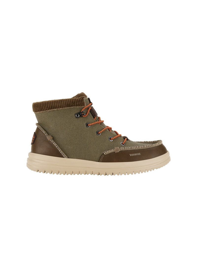 Scarpa alta verde oliva con dettagli in pelle marrone, lacci arancioni, tomaia in tessuto testurizzato e suola in gomma beige. Dettaglio di cuciture a contrasto.